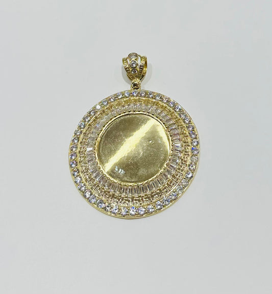 10K GOLD ROUND MEMORY PENDANT WITH CZ DIAMOND, WEIGHT: 24.1gm