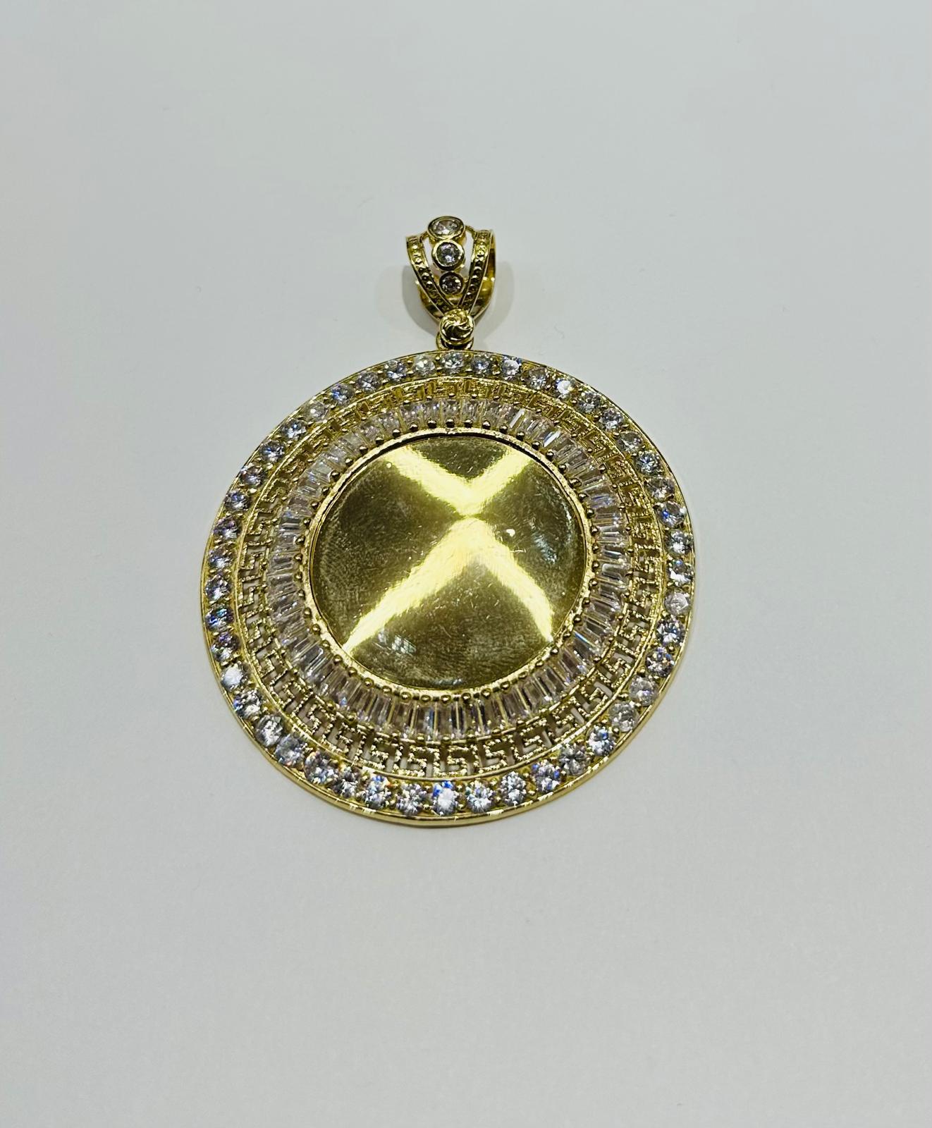10K GOLD ROUND MEMORY PENDANT WITH CZ DIAMOND, WEIGHT: 24.1gm