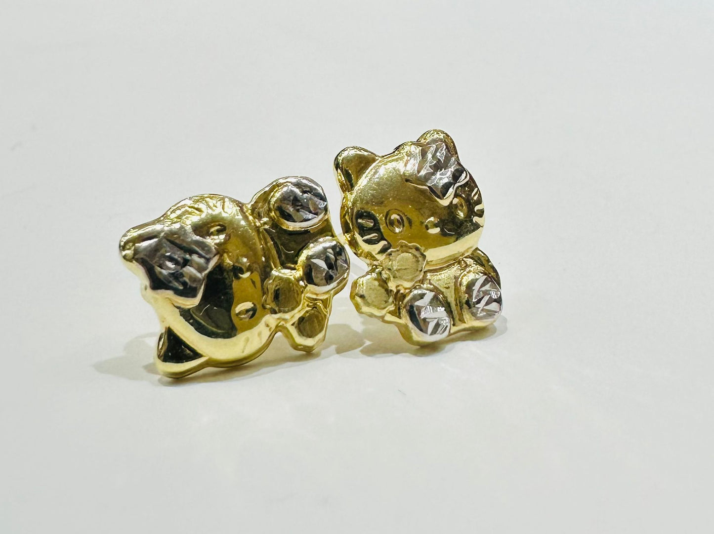 10K GOLD SMALL TWO TONED KITTY EARRING, WEIGHT: 1.6gm