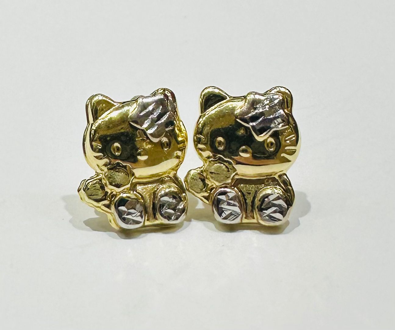 10K GOLD SMALL TWO TONED KITTY EARRING, WEIGHT: 1.6gm