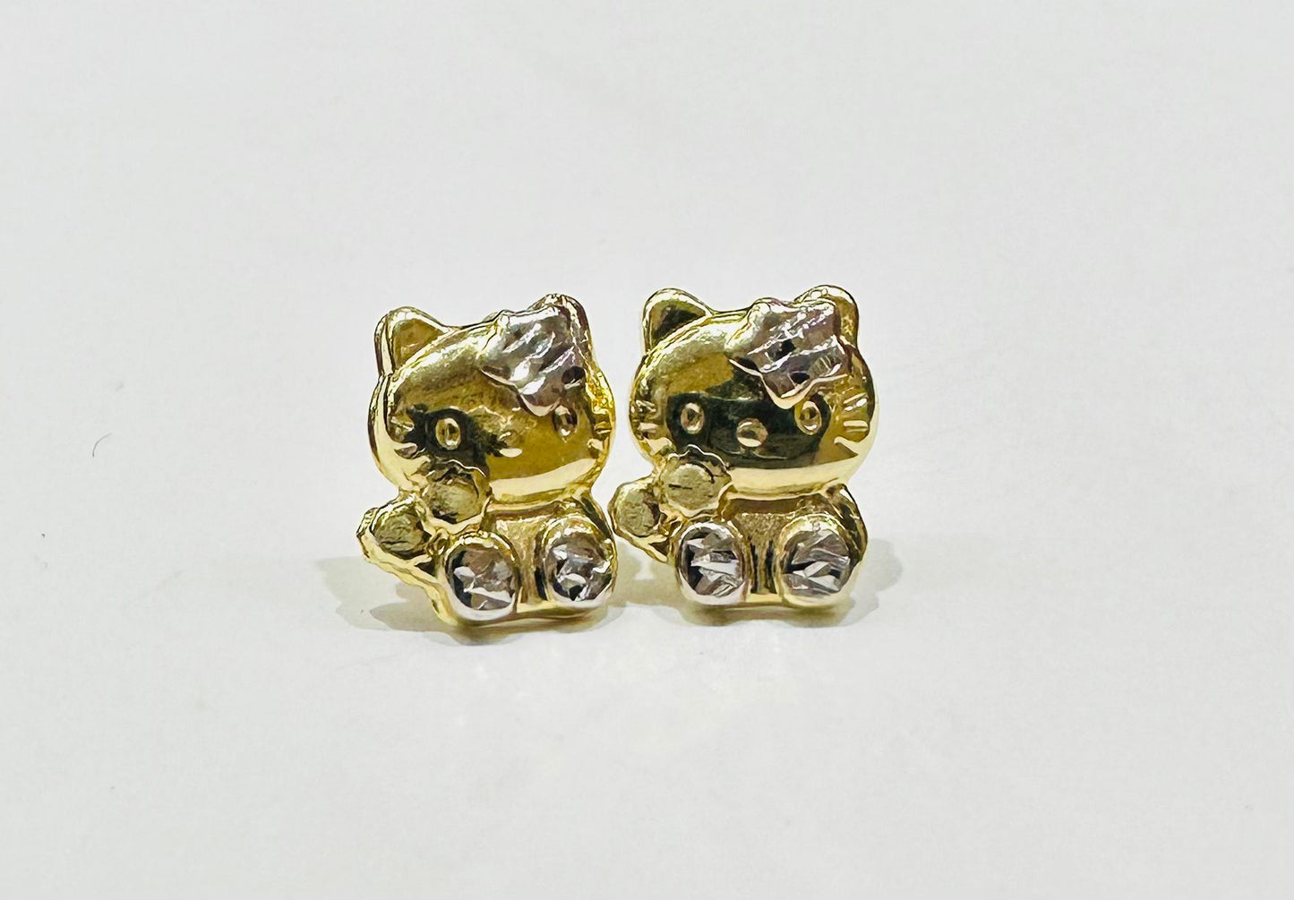 10K GOLD SMALL TWO TONED KITTY EARRING, WEIGHT: 1.6gm