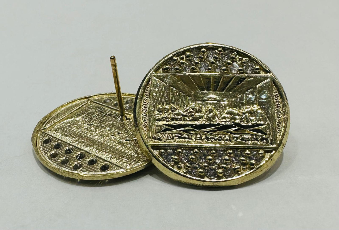 10K GOLD ROUND LAST SUPPER EARRINGS, WEIGHT: 3.9gm