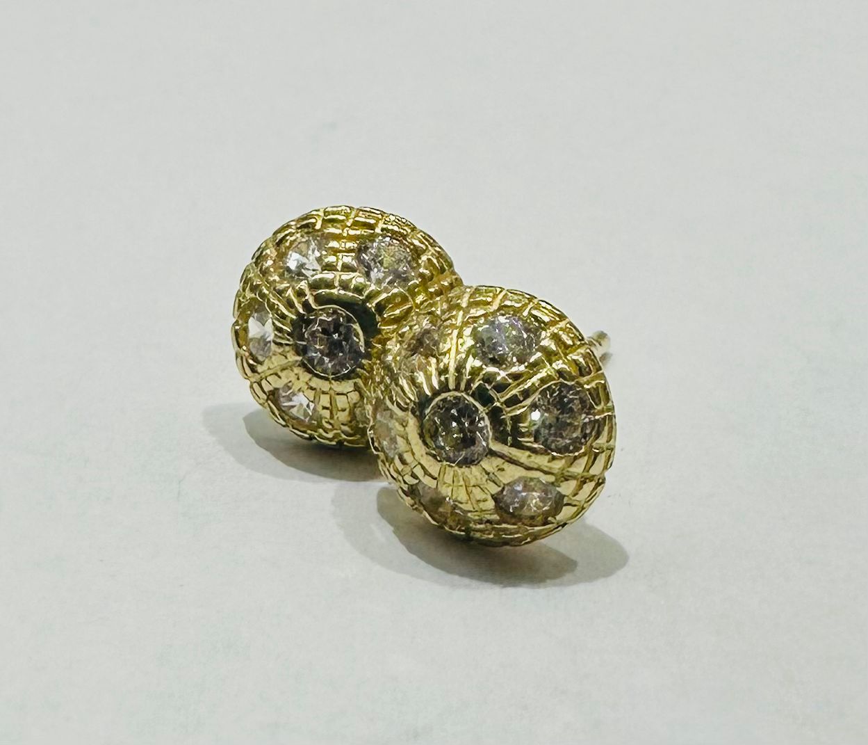 10K GOLD ROUND NUGGET EARRINGS WITH CZ DIAMOND, WEIGHT: 1.2gm