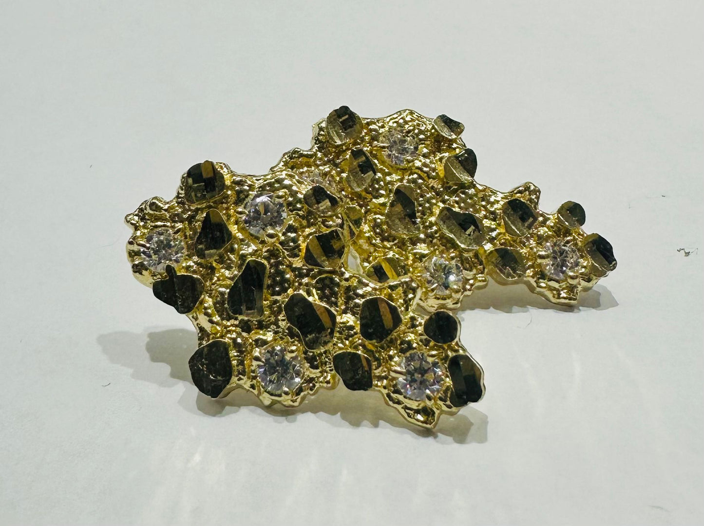 10K GOLD TEXAS NUGGET EARRINGS WITH CZ DIAMOND, WEIGHT: 3.9gm
