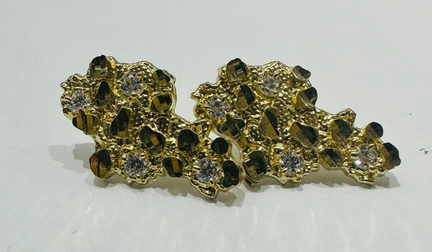10K GOLD TEXAS NUGGET EARRINGS WITH CZ DIAMOND, WEIGHT: 3.9gm