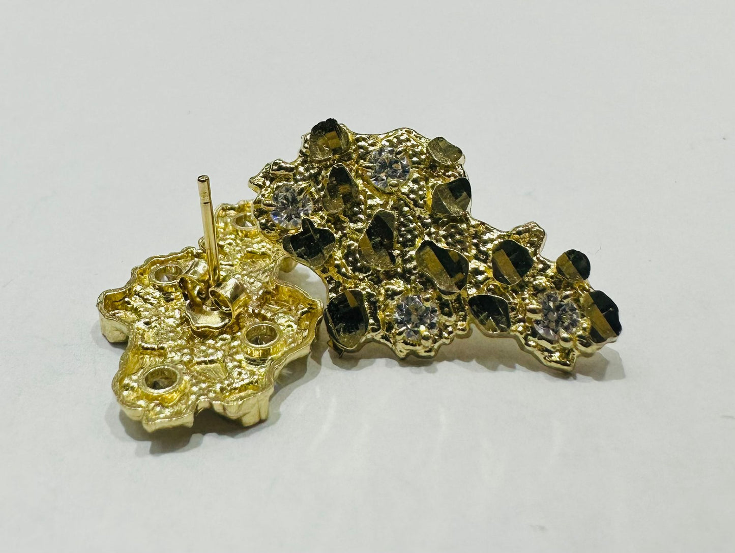 10K GOLD TEXAS NUGGET EARRINGS WITH CZ DIAMOND, WEIGHT: 3.9gm