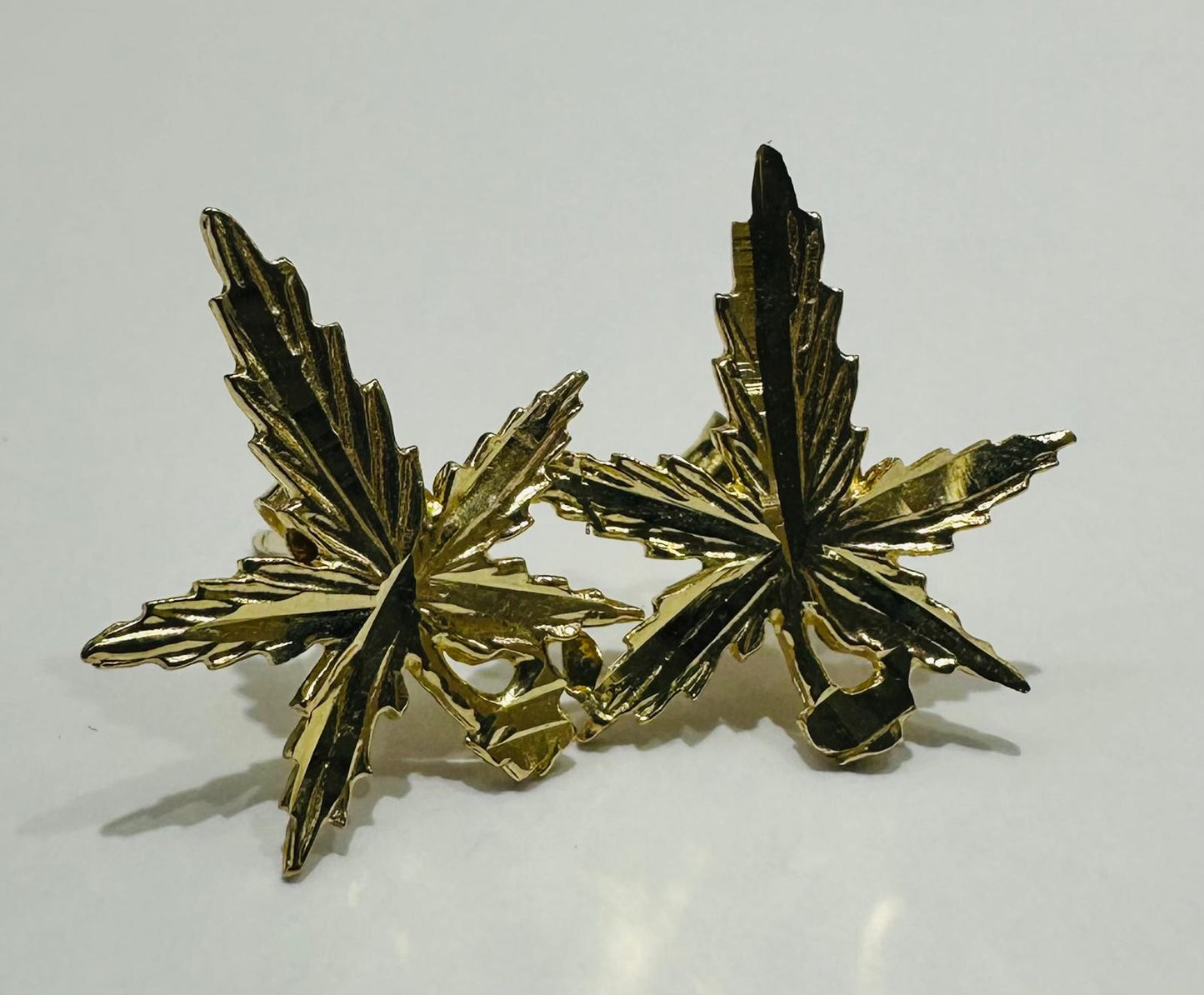 10K GOLD SMALL MAPLE LEAF STUD EARRINGS, WEIGHT: 1.2gm