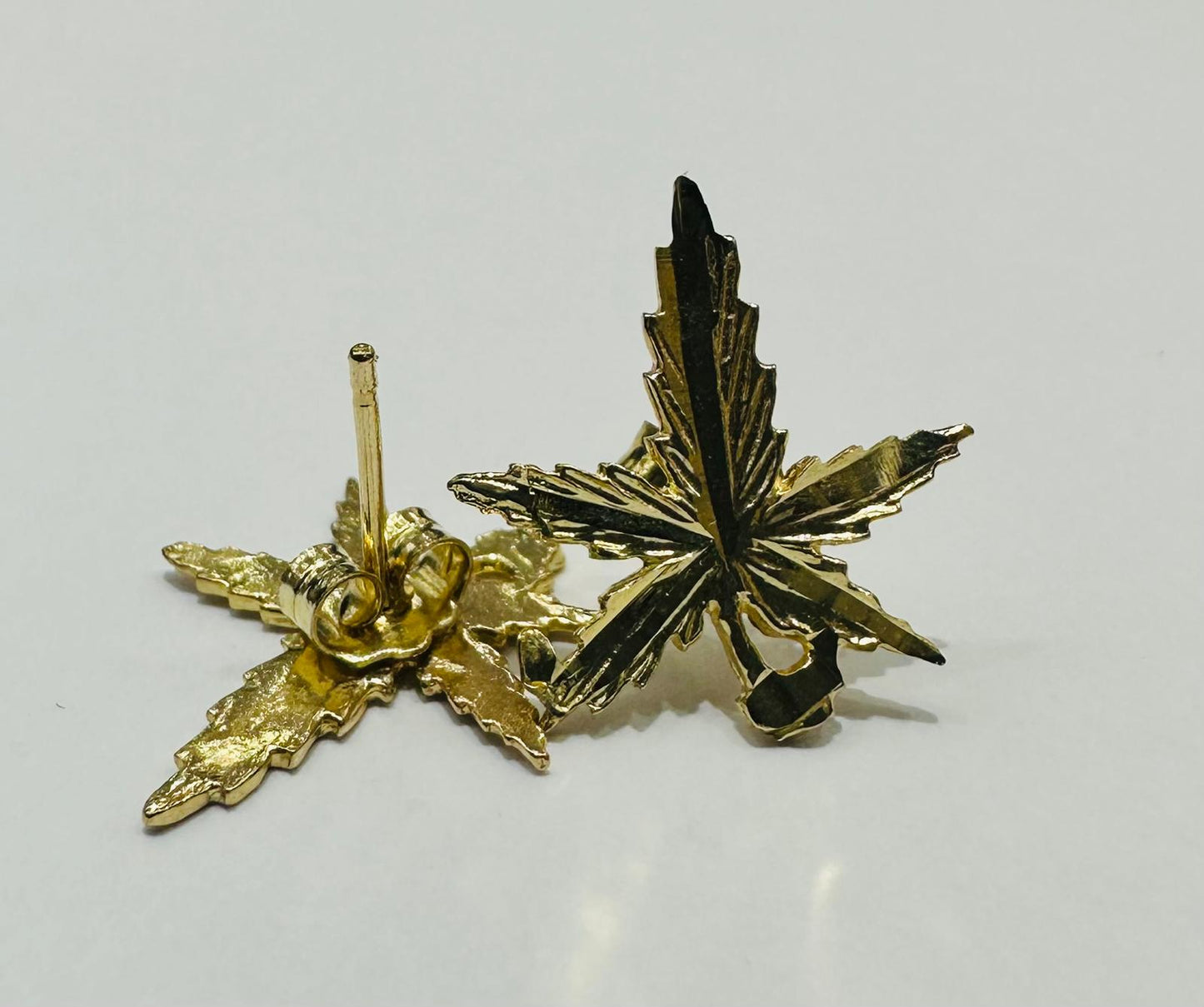 10K GOLD SMALL MAPLE LEAF STUD EARRINGS, WEIGHT: 1.2gm