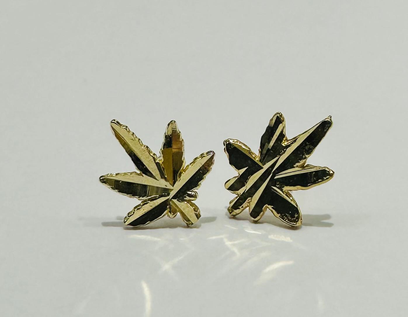 10K GOLD SMALL MAPLE LEAF STUD EARRINGS, WEIGHT: 0.6gm