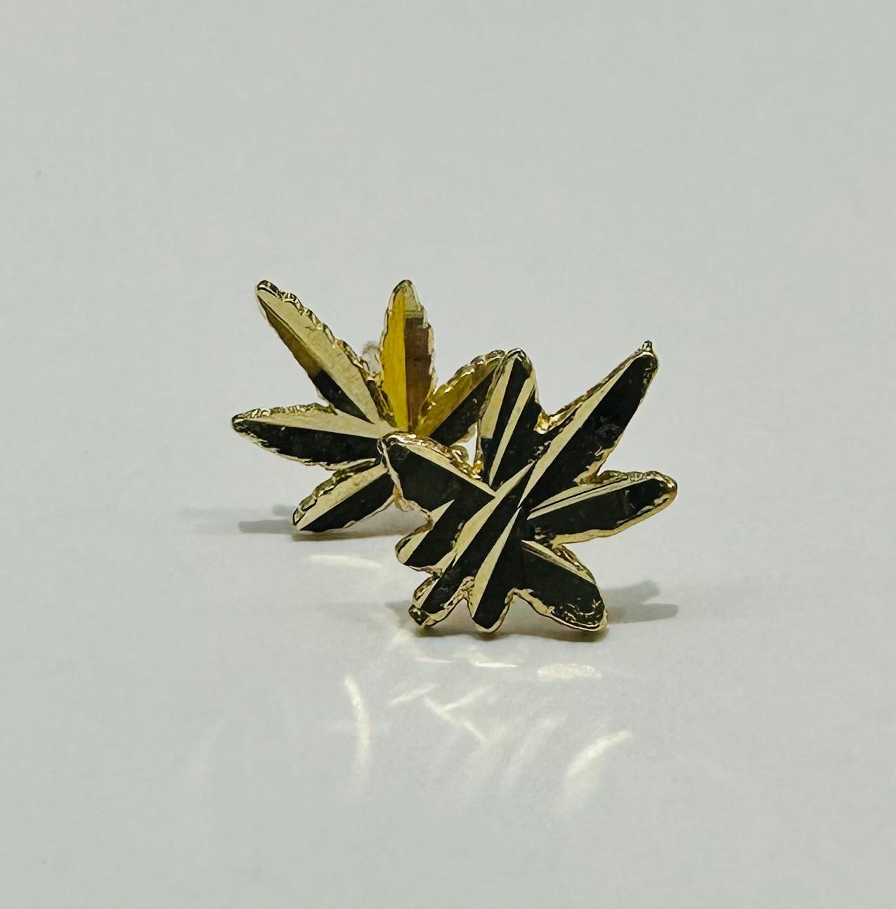 10K GOLD SMALL MAPLE LEAF STUD EARRINGS, WEIGHT: 0.6gm
