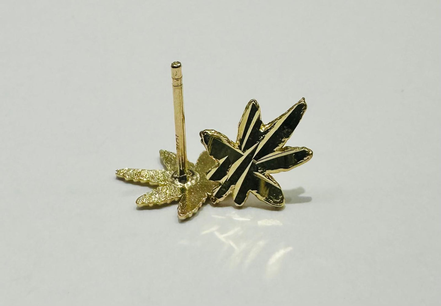 10K GOLD SMALL MAPLE LEAF STUD EARRINGS, WEIGHT: 0.6gm