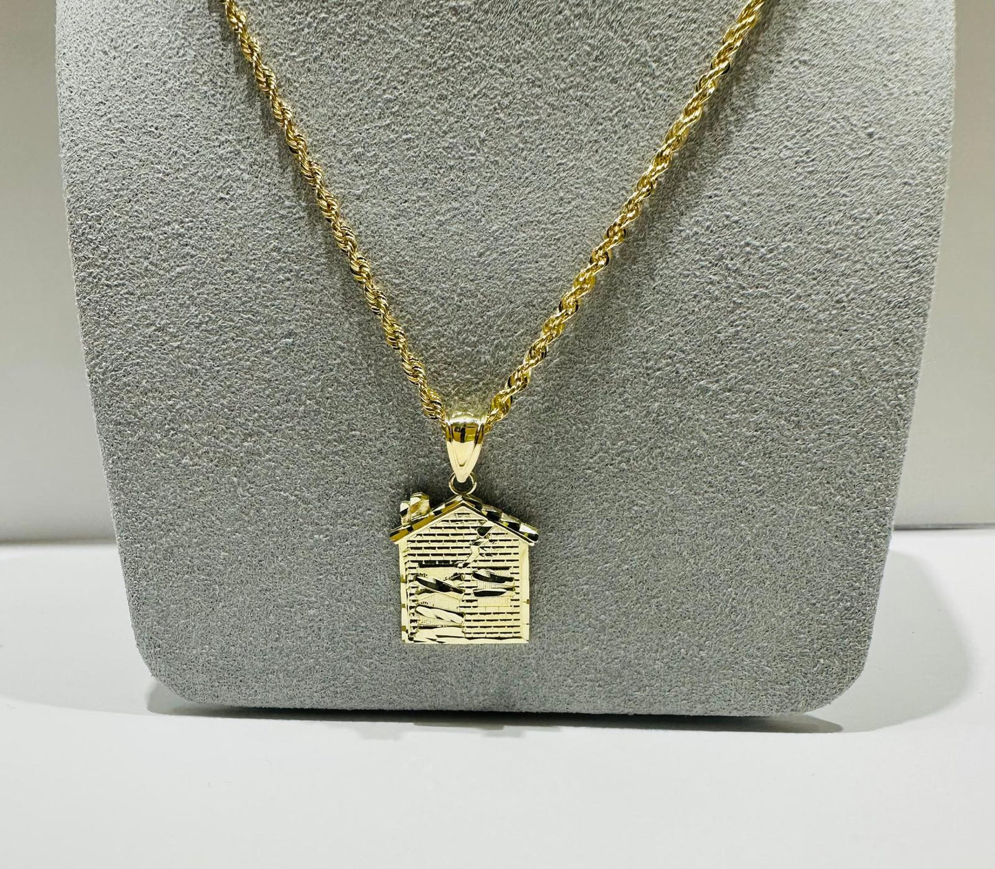 10K GOLD ROPE CHAIN 22" WITH TRAP HOUSE PENDANT, WEIGHT: 4.5gm