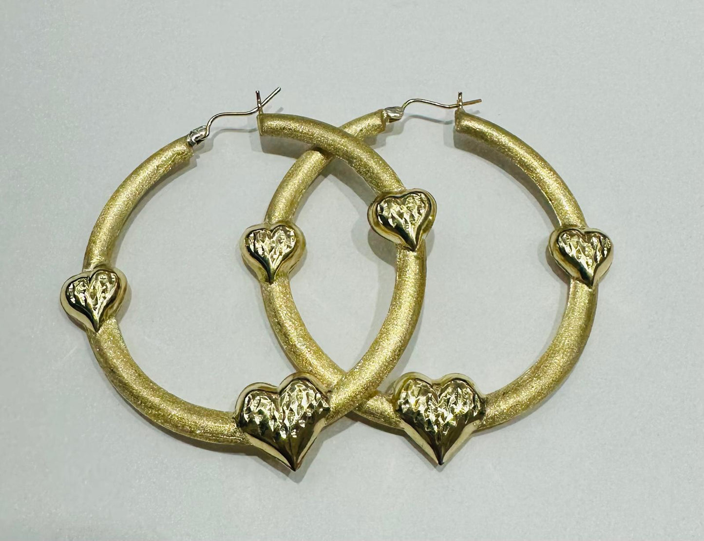 10K YELLOW GOLD ROUND HEART SHAPED HOOP EARRINGS, WEIGHT: 7.3gm