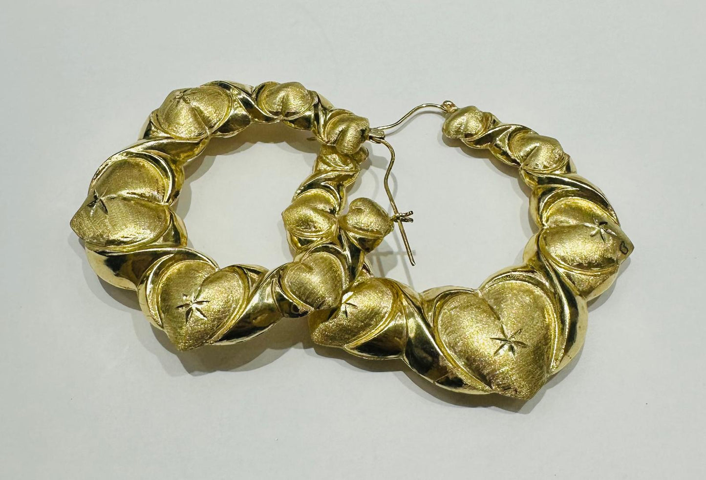 10K YELLOW GOLD ROUND HEART SHAPED HOOP EARRINGS, WEIGHT: 13.1gm