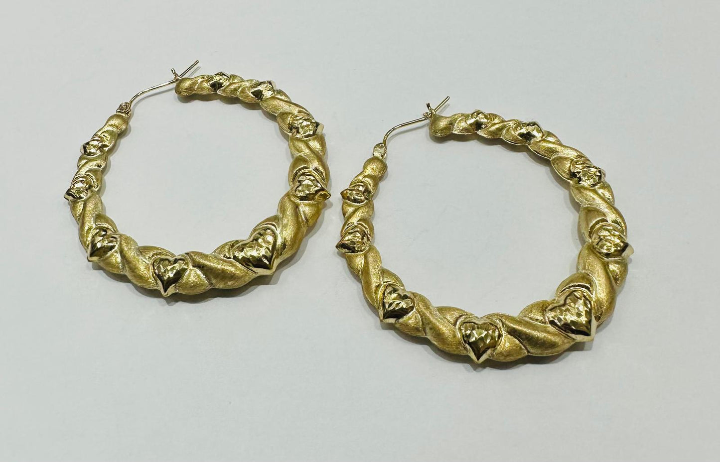 10K YELLOW GOLD ROUND HEART SHAPED HOOP EARRINGS, WEIGHT: 6.8gm