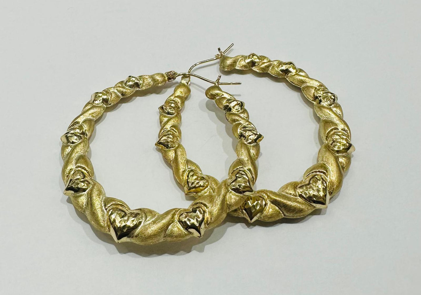 10K YELLOW GOLD ROUND HEART SHAPED HOOP EARRINGS, WEIGHT: 6.8gm