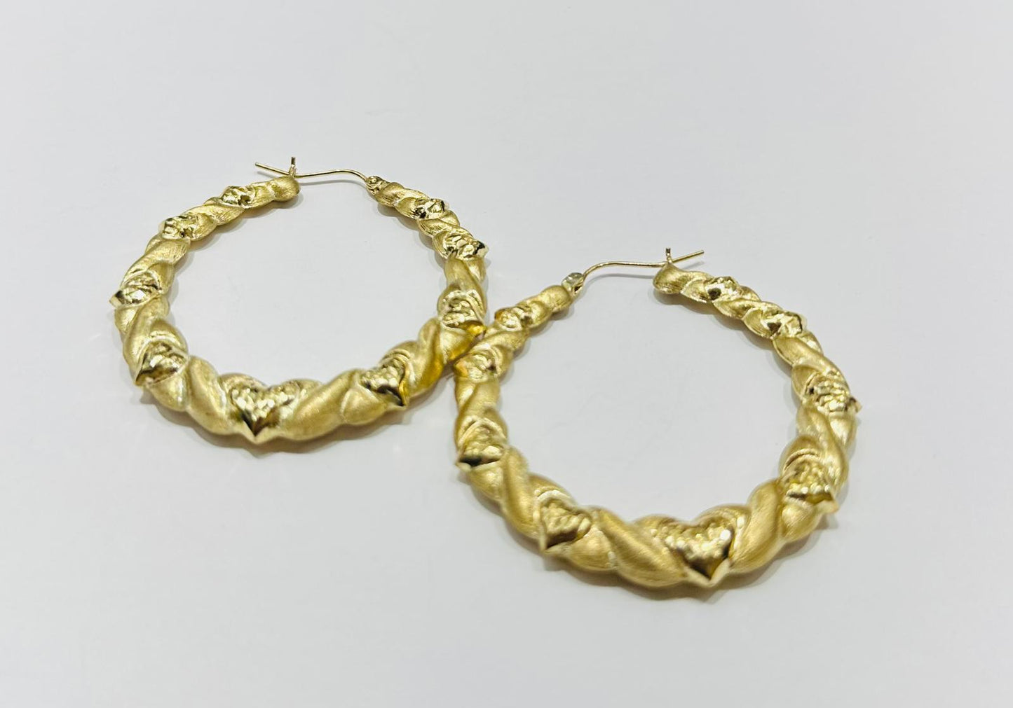 10K YELLOW GOLD ROUND HEART SHAPED HOOP EARRINGS, WEIGHT: 6.8gm