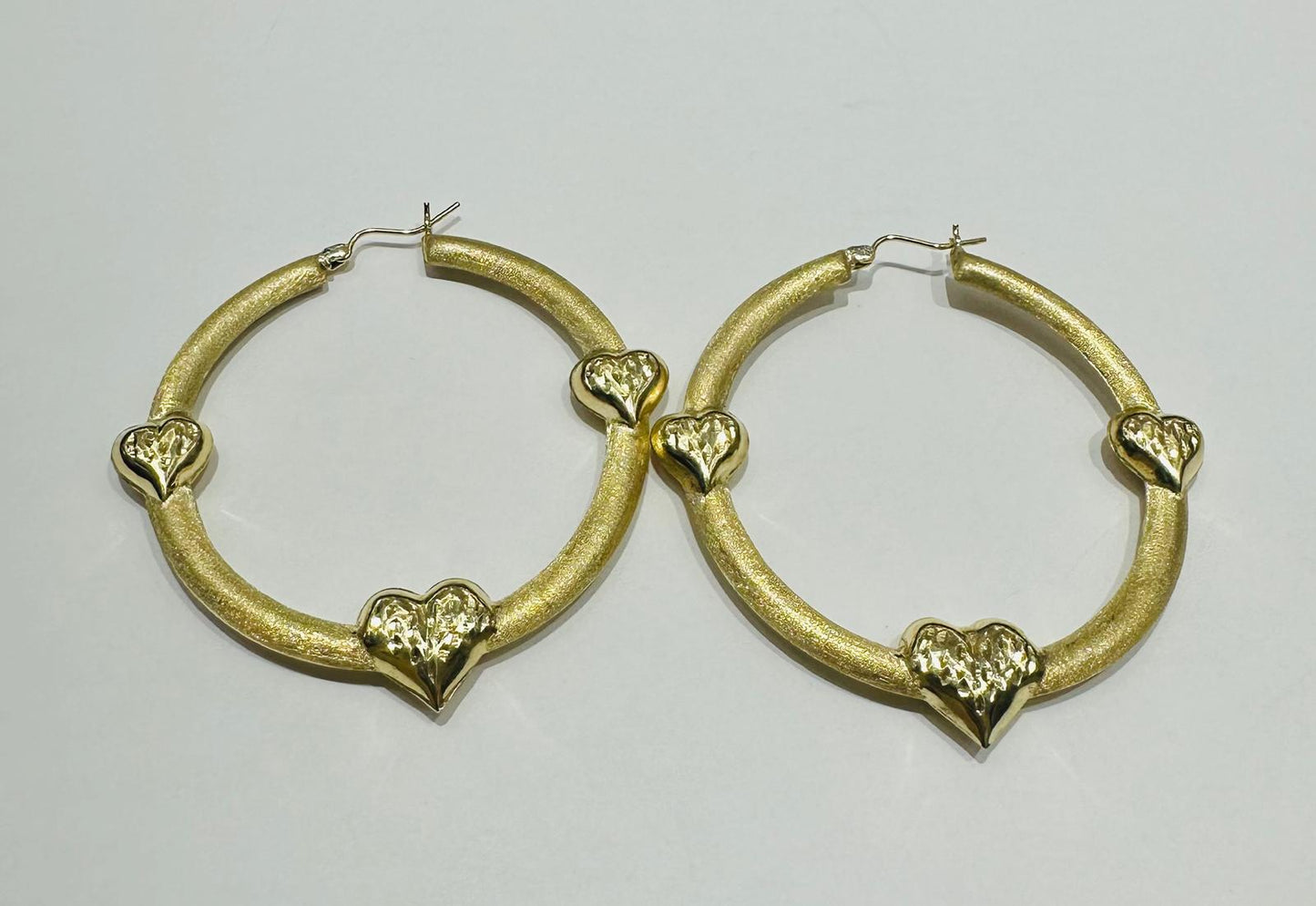 10K YELLOW GOLD ROUND HEART SHAPED HOOP EARRINGS, WEIGHT: 7.3gm