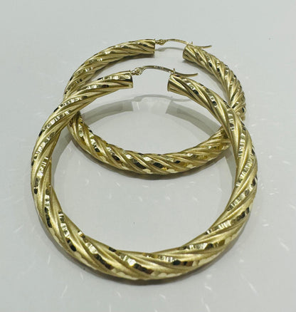 10K GOLD SWIRL ROUND HOOP EARRINGS, WEIGHT: 8.1gm