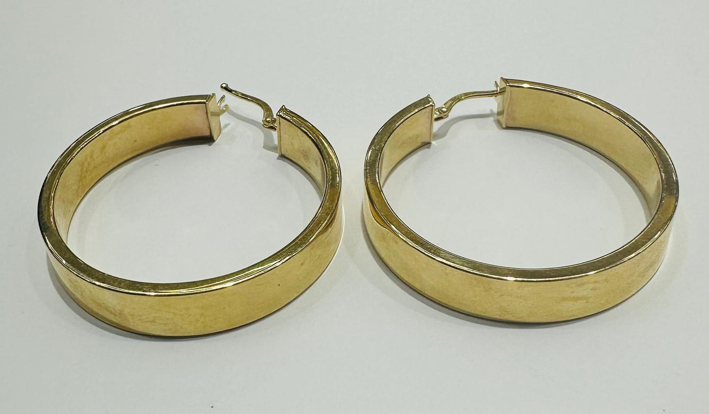 10K GOLD ROUND BANGLE HOOP EARRINGS, WEIGHT: 7.5gm