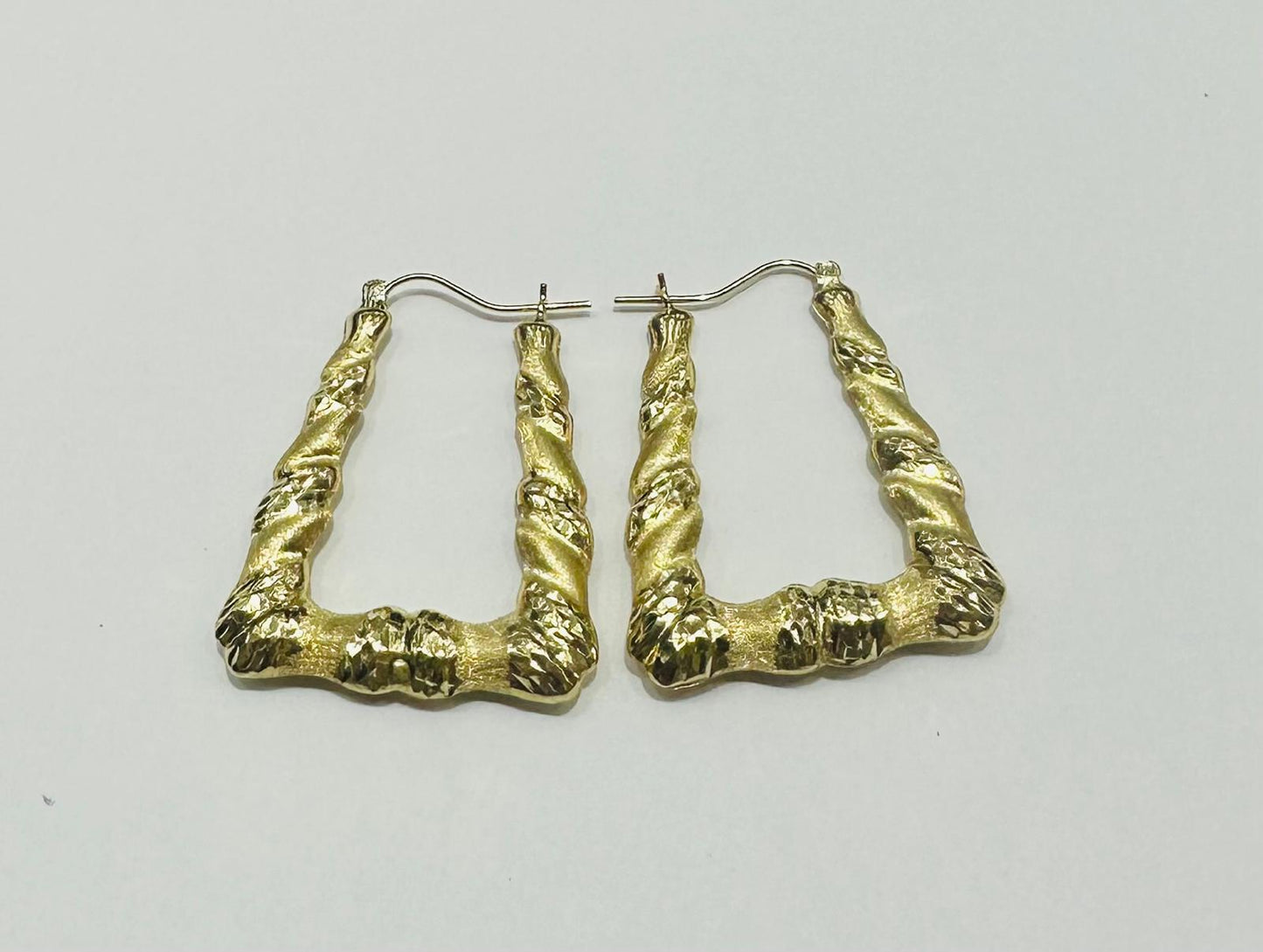 10K GOLD TRIANGLE HOOP EARRINGS, WEIGHT: 4.3gm