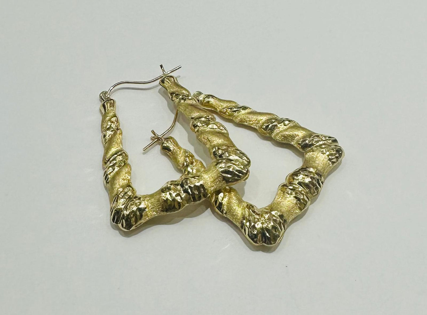 10K GOLD TRIANGLE HOOP EARRINGS, WEIGHT: 4.3gm