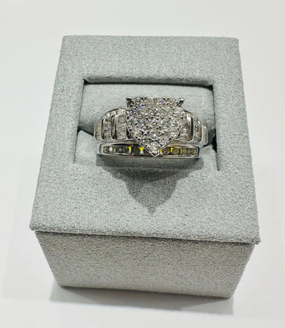10K WHITE GOLD HEART NATURAL DIAMONDS RING 0.95CT, 5.1gm