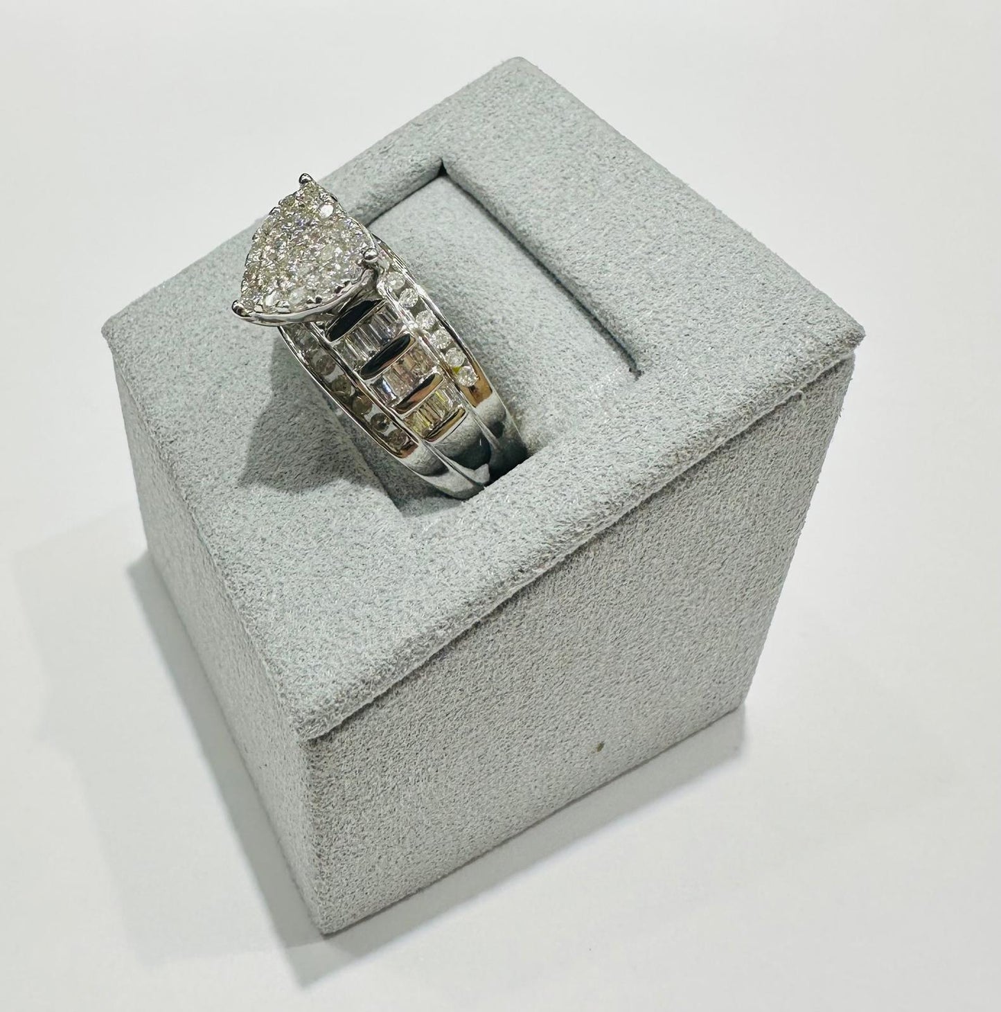 10K WHITE GOLD HEART NATURAL DIAMONDS RING 0.95CT, 5.1gm