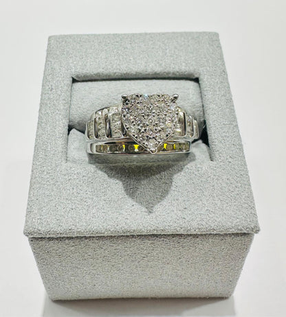 10K WHITE GOLD HEART NATURAL DIAMONDS RING 0.95CT, 5.1gm