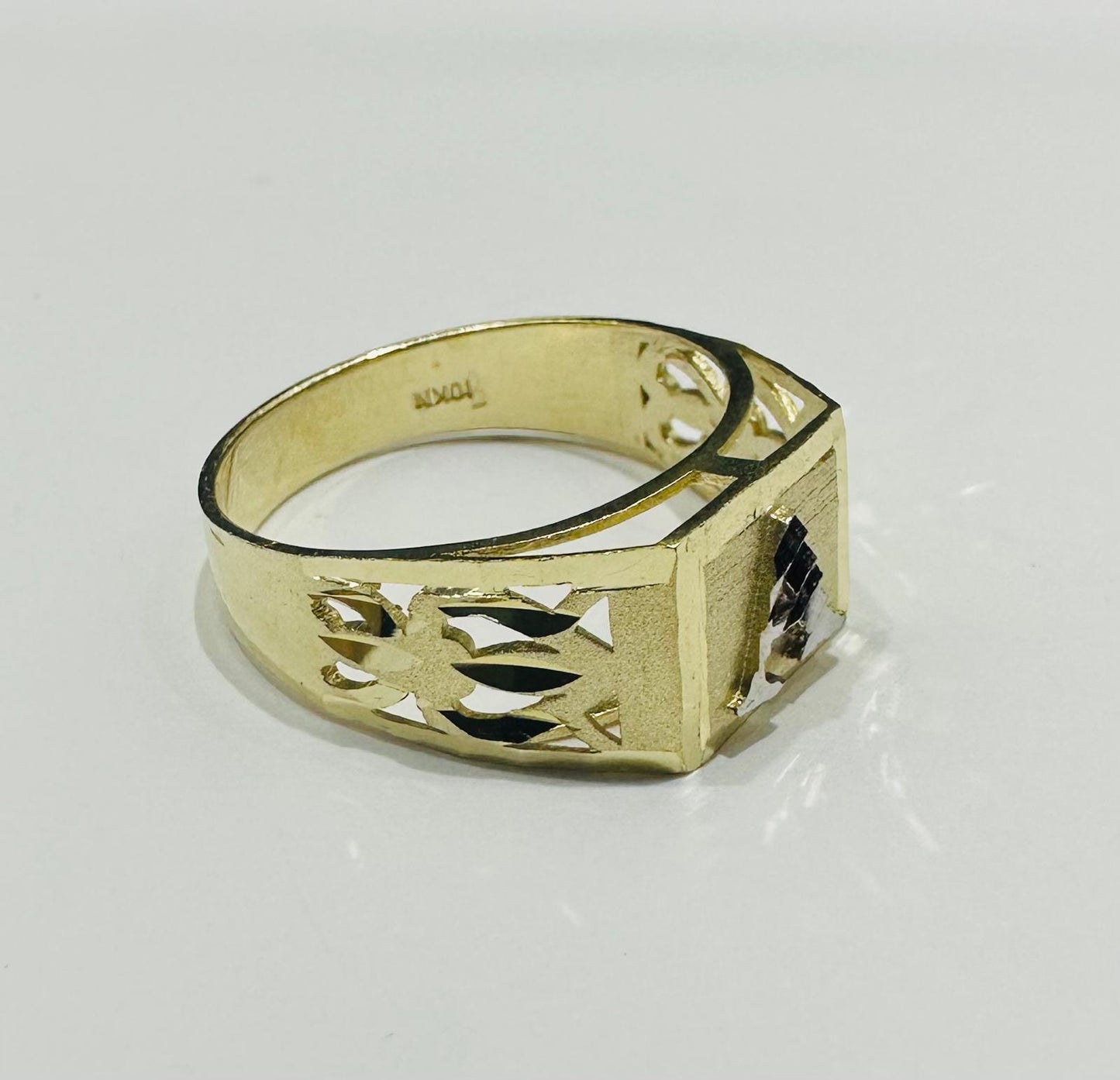 10K GOLD INITIAL LETTER RING "A"  SIZE: 8.0 WEIGHT: 2.6gm