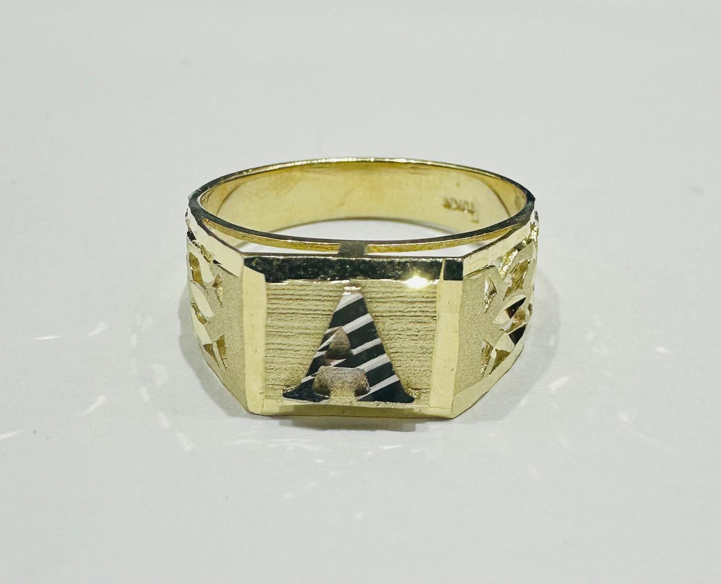 10K GOLD INITIAL LETTER RING "A"  SIZE: 8.0 WEIGHT: 2.6gm