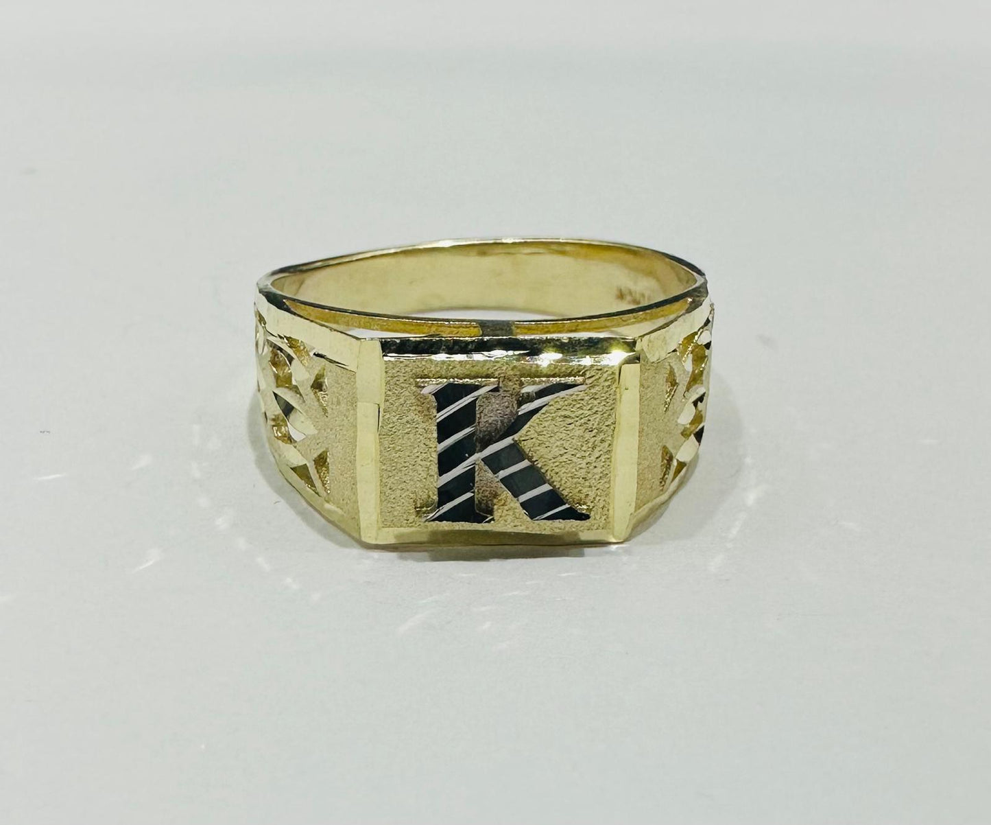 10K GOLD INITIAL LETTER RING "K"  SIZE: 8.0 WEIGHT: 2.7gm