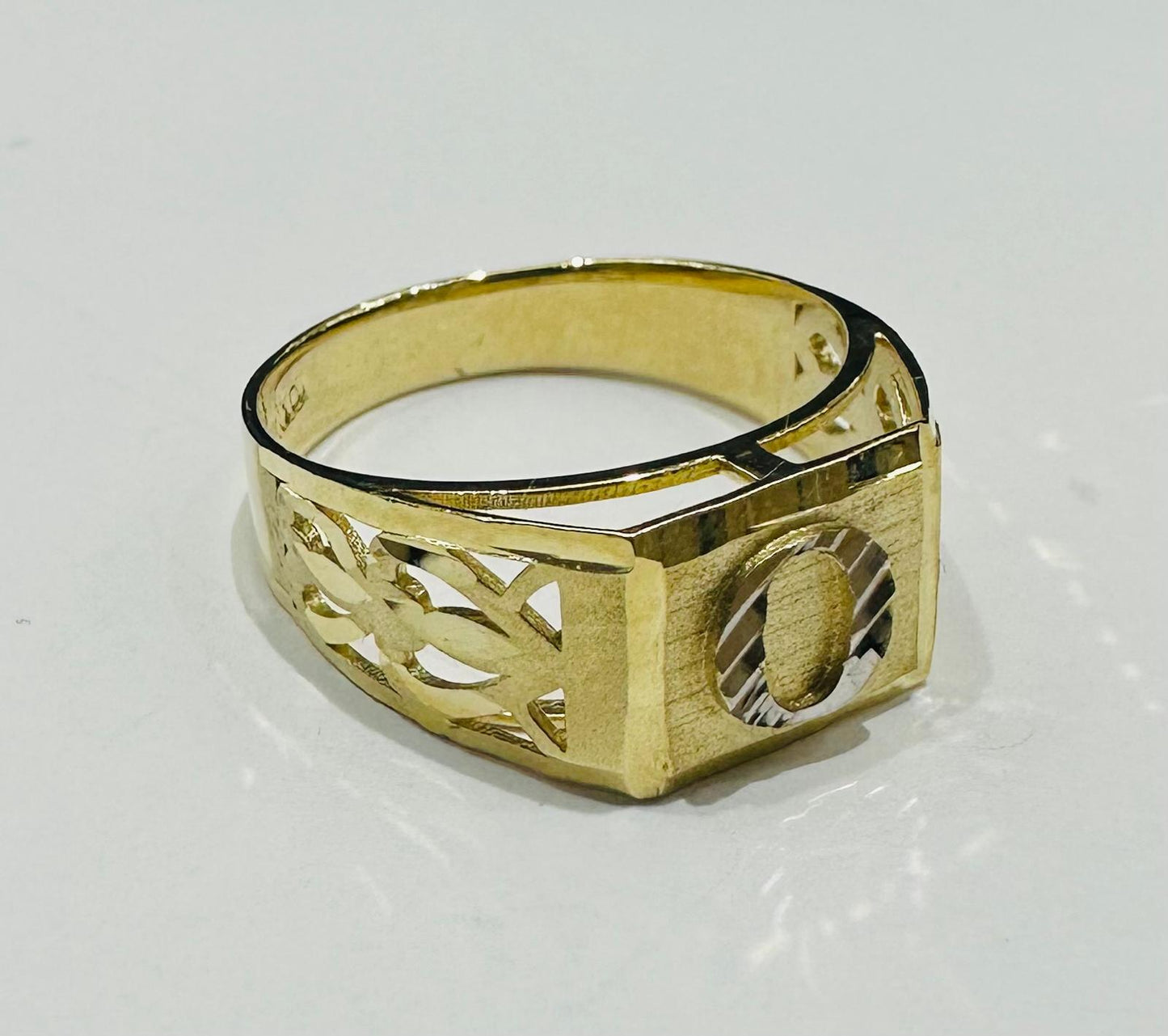 10K GOLD INITIAL LETTER RING "O"  SIZE: 8.0 WEIGHT: 2.8gm