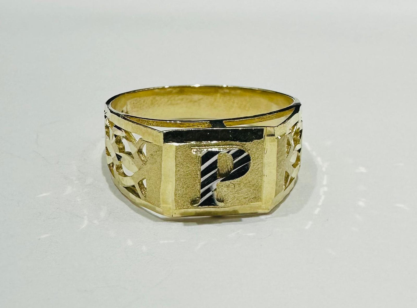 10K GOLD INITIAL LETTER RING "P"  SIZE: 8.0 WEIGHT: 2.7gm