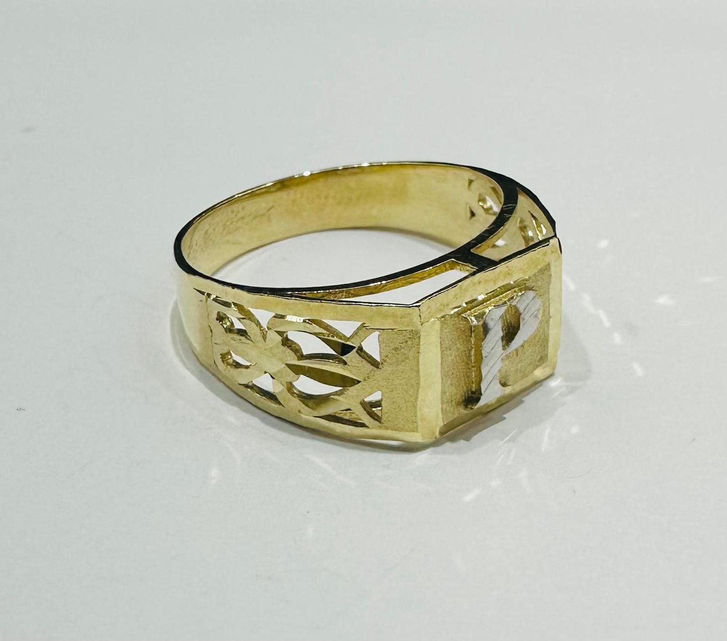 10K GOLD INITIAL LETTER RING "P"  SIZE: 8.0 WEIGHT: 2.7gm