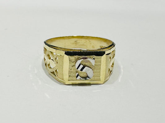 10K GOLD INITIAL LETTER RING "S"  SIZE: 7.5 WEIGHT: 2.8gm