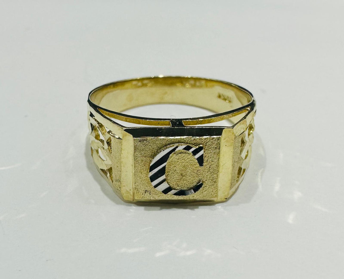 10K GOLD INITIAL LETTER RING "C"  SIZE: 8.0 WEIGHT: 2.6gm