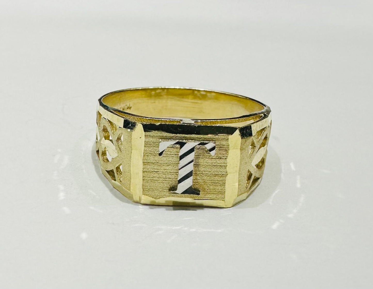 10K GOLD INITIAL LETTER RING "T"  SIZE: 8.0  WEIGHT: 2.8gm