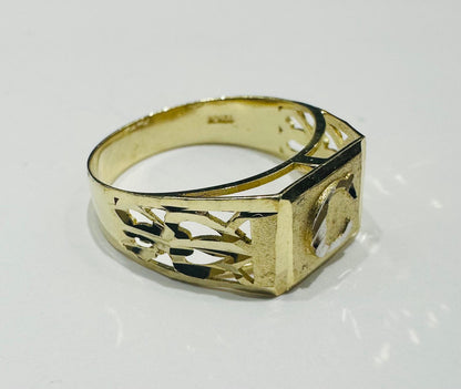 10K GOLD INITIAL LETTER RING "C"  SIZE: 8.0 WEIGHT: 2.6gm