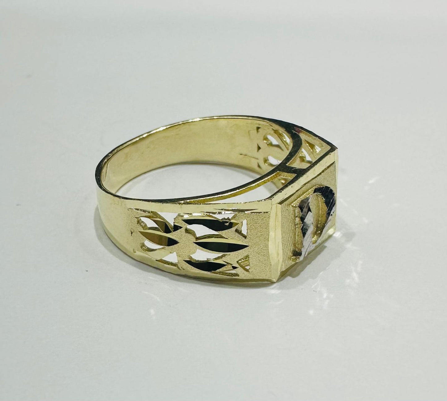 10K GOLD INITIAL LETTER RING "D"  SIZE: 8.0 WEIGHT: 3.0gm