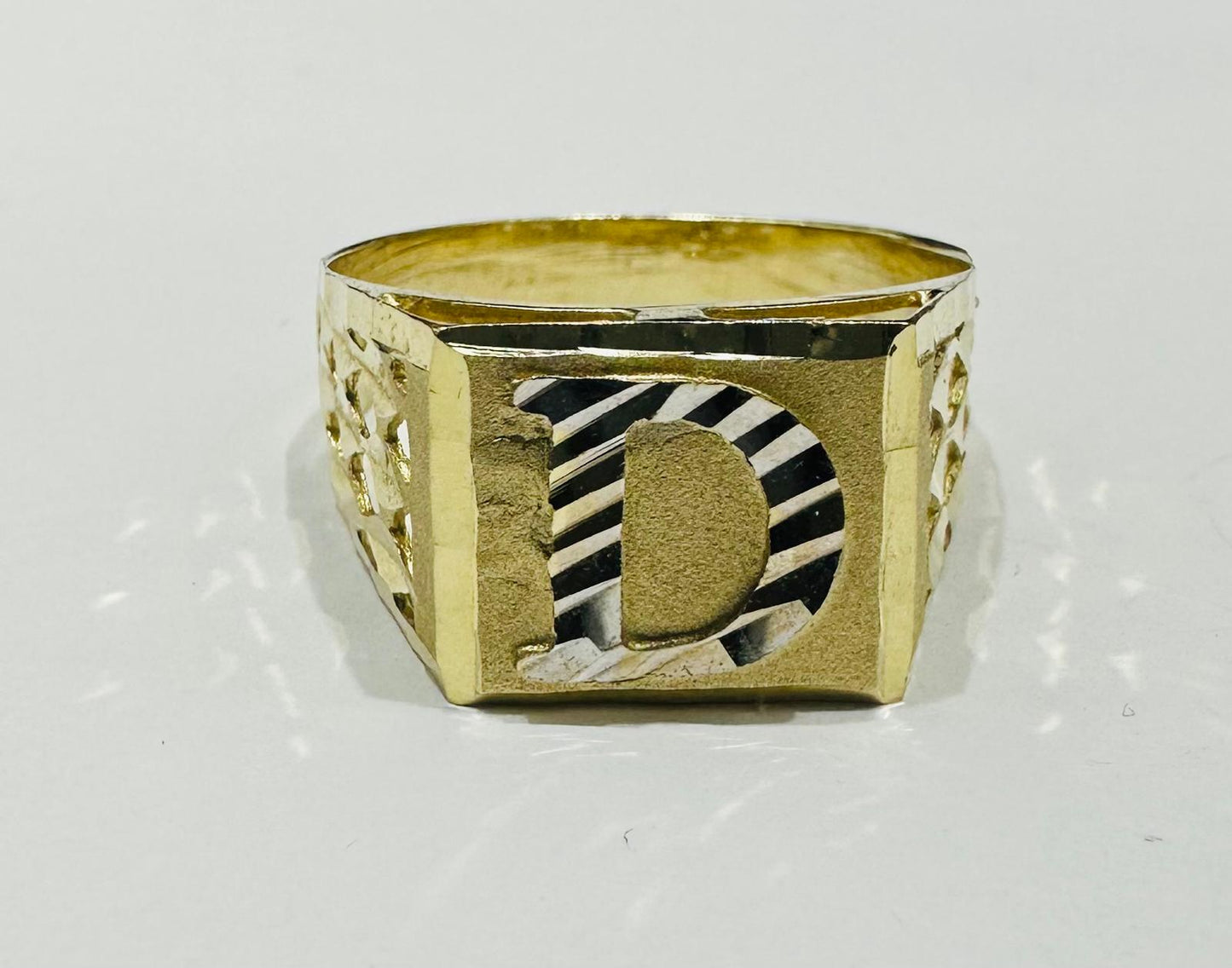10K GOLD INITIAL LETTER RING "D"  SIZE: 10.0  WEIGHT: 3.6gm