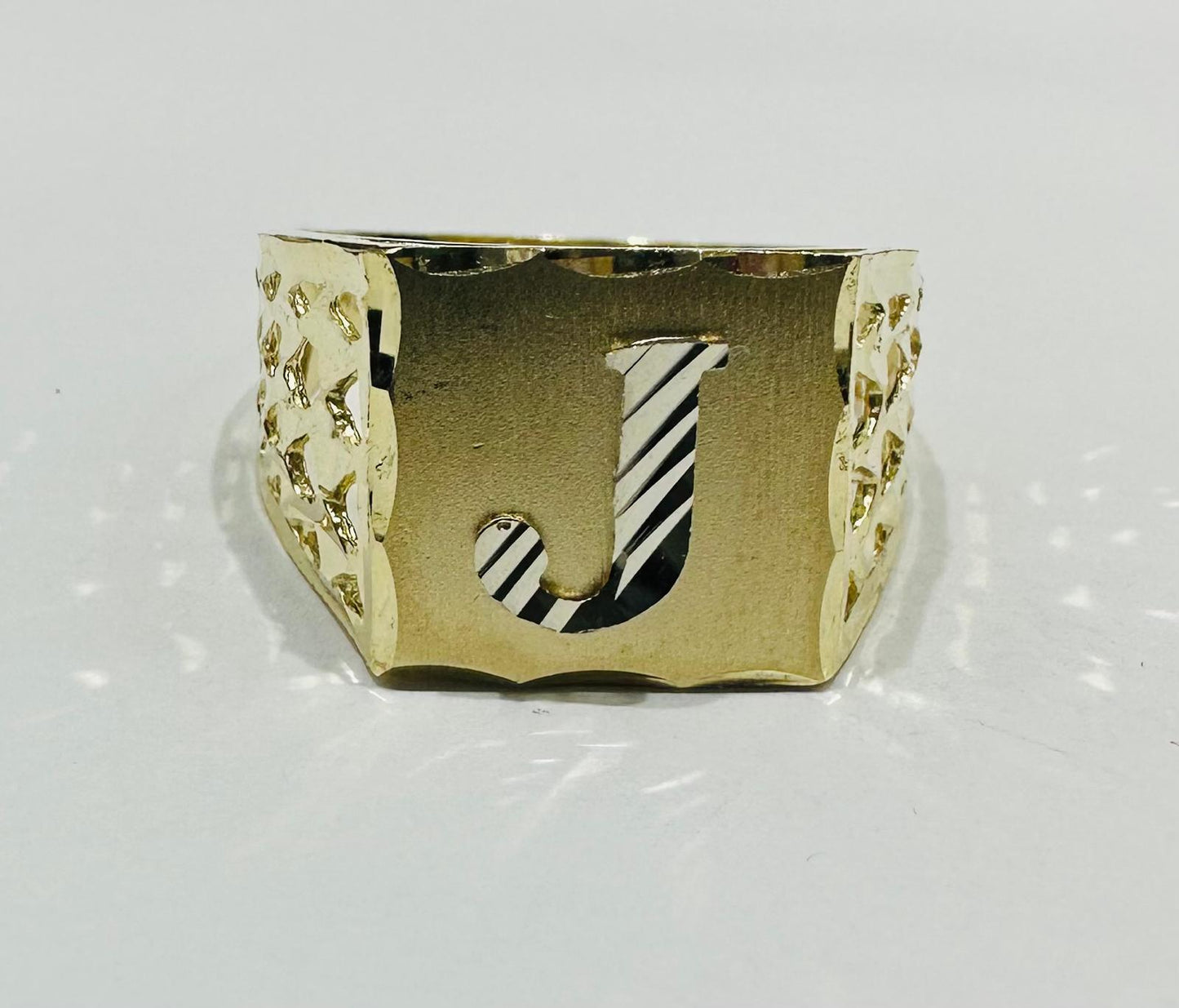 10K GOLD INITIAL LETTER RING "J"  SIZE: 10.0  WEIGHT: 3.7gm
