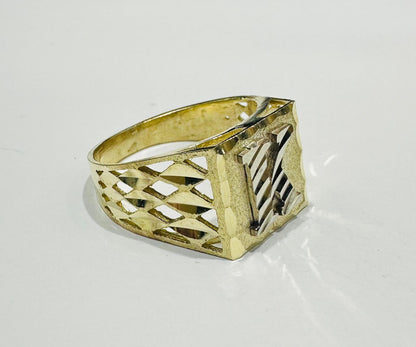 10K GOLD INITIAL LETTER RING "K"  SIZE: 8.9  WEIGHT: 4.1gm