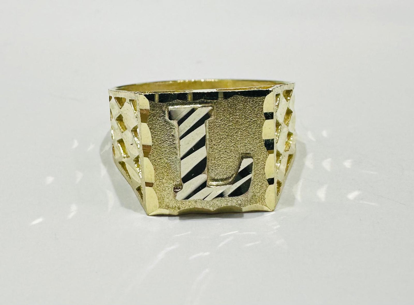 10K GOLD INITIAL LETTER RING "K"  SIZE: 9.0  WEIGHT: 3.9gm