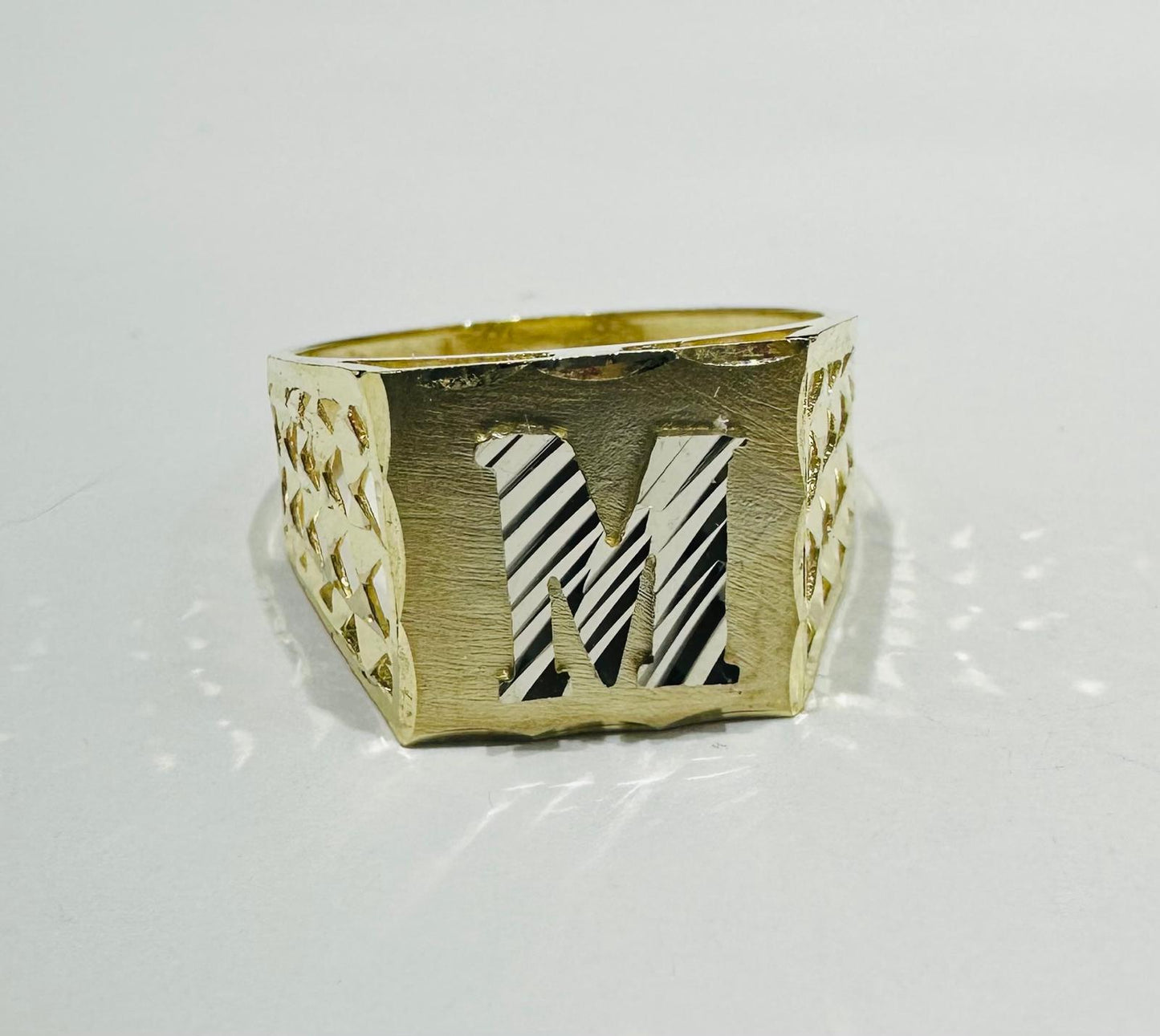 10K GOLD INITIAL LETTER RING "M"  SIZE: 9.0  WEIGHT: 2.7gm