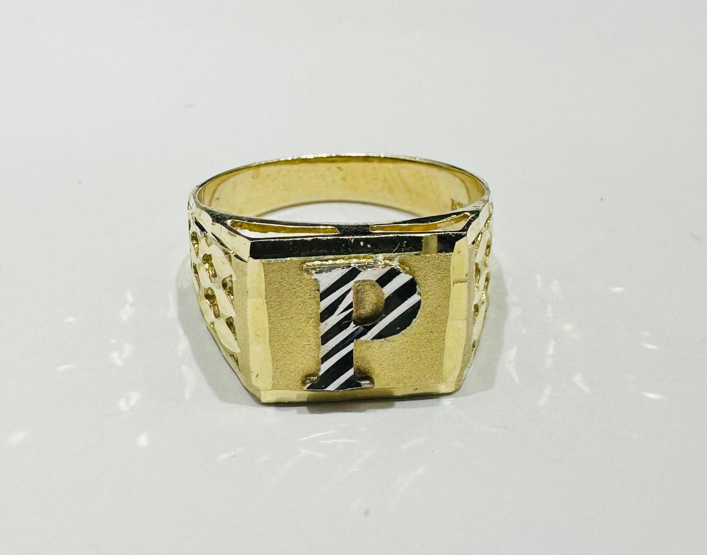 10K GOLD INITIAL LETTER RING "P"  SIZE: 10.0  WEIGHT: 4.5gm