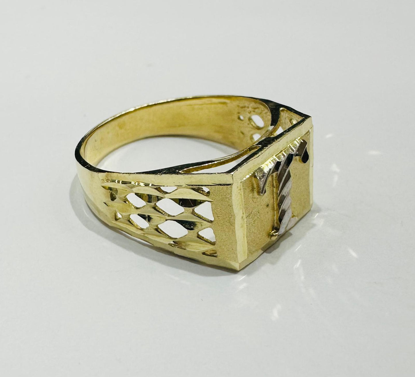 10K GOLD INITIAL LETTER RING "T"  SIZE: 9.5  WEIGHT: 4.4gm