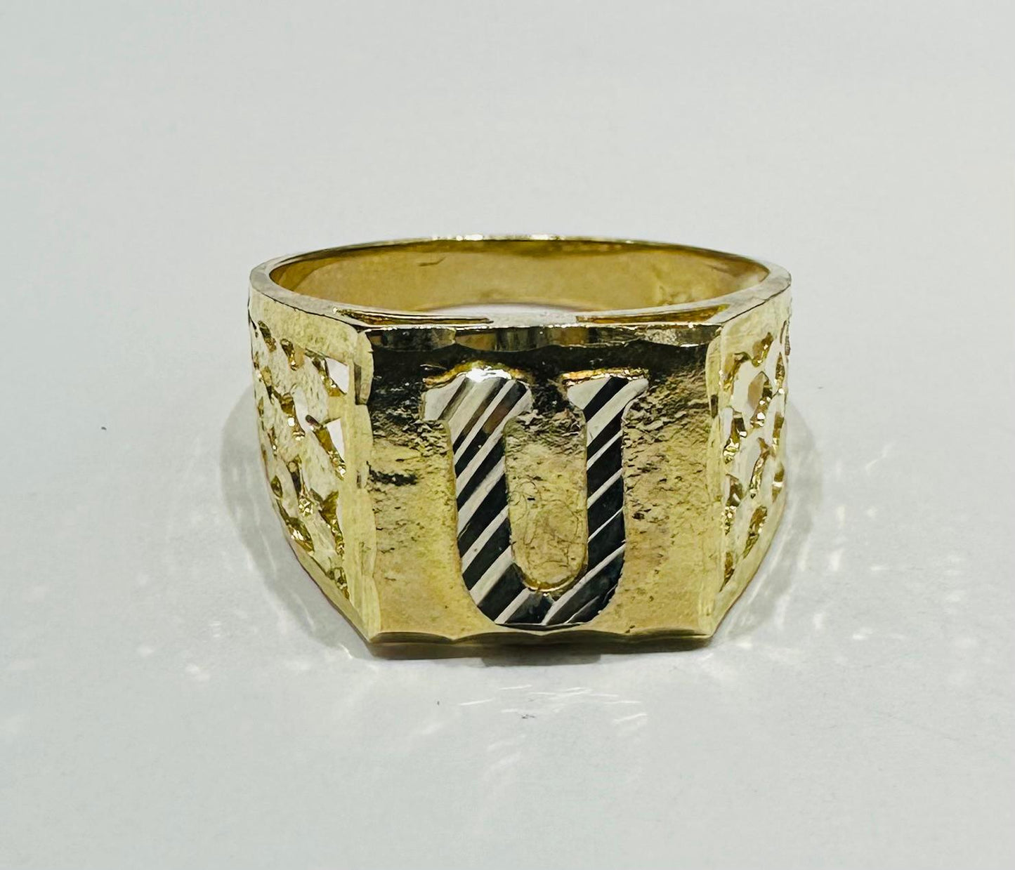 10K GOLD INITIAL LETTER RING "U"  SIZE: 10.0  WEIGHT: 3.7gm