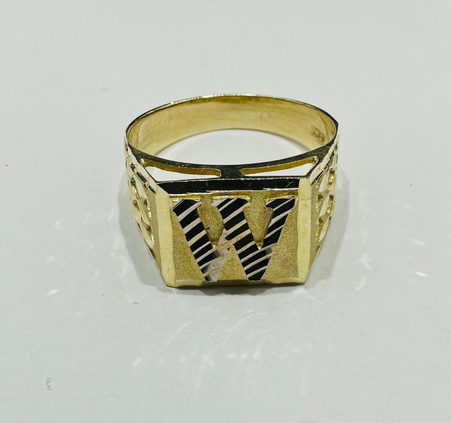 10K GOLD INITIAL LETTER RING "W"  SIZE: 10.0  WEIGHT: 3.9gm