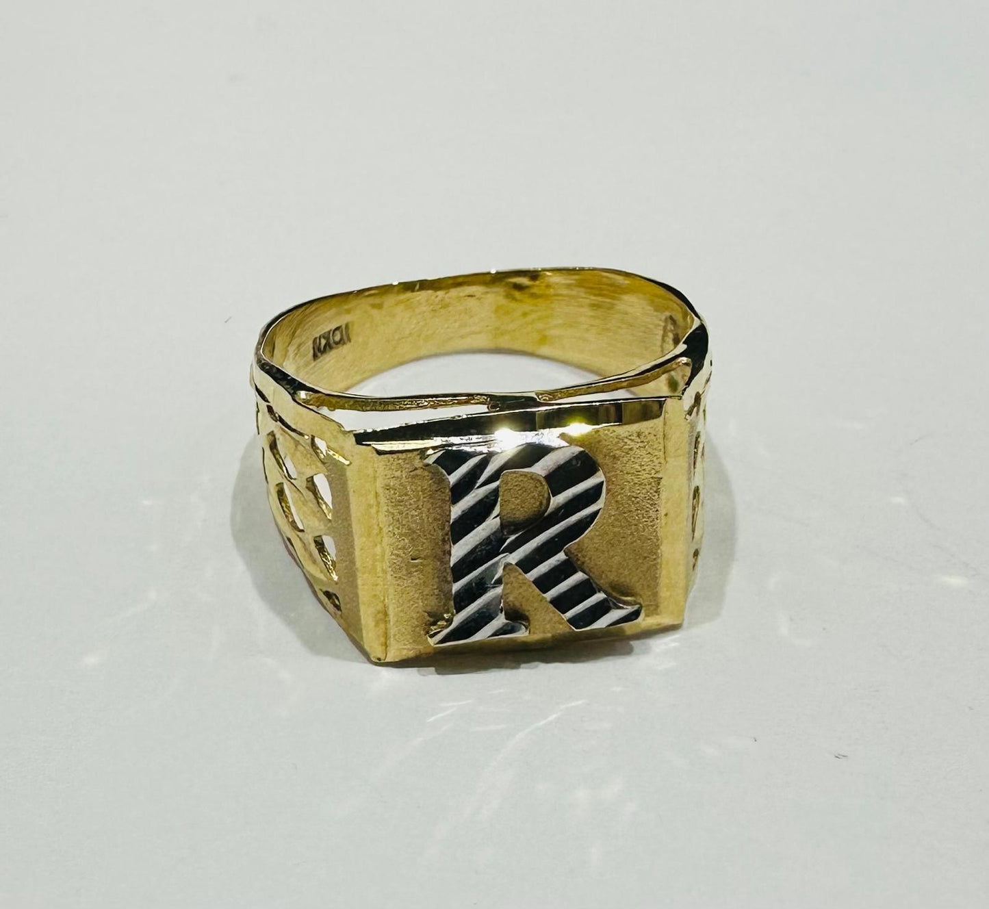 10K GOLD INITIAL LETTER RING "R"  SIZE: 7.0  WEIGHT: 3.0gm